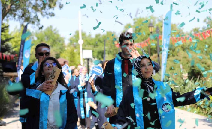 NEÜ’de geleceğe mesajlı mezuniyet coşkusu