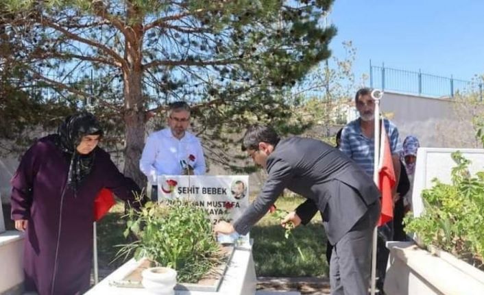 Şehit Bedirhan bebek ve annesi mezarı başında anıldı