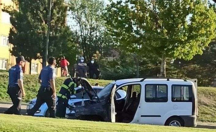 Trafik ışıklarında bekleyen araç alevlere teslim oldu