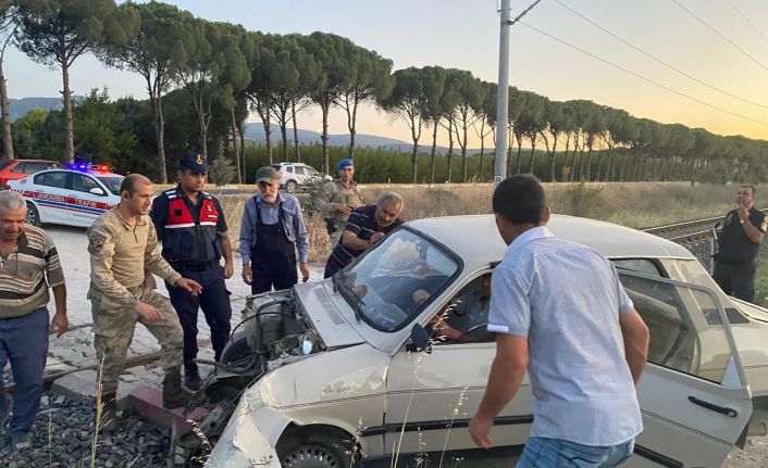 Trenin çarptığı araçtan sağ kurtuldular