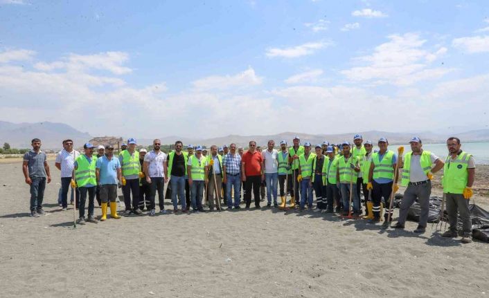 Van Gölü sahilinde tonlarca çöp toplandı