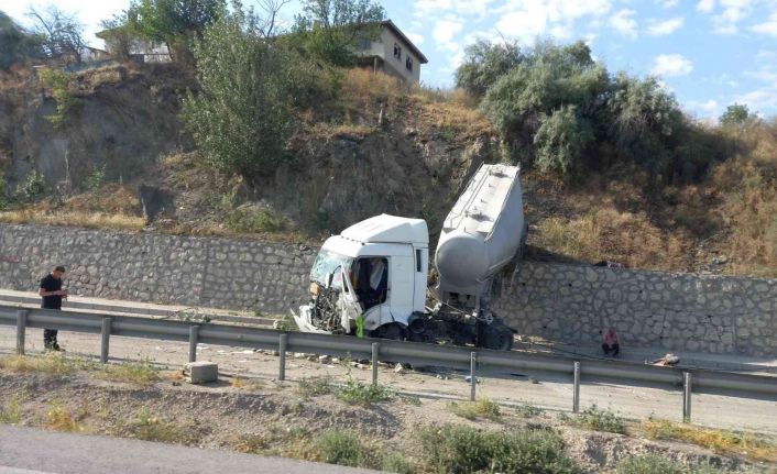 Ankara’daki kazada bir tır 25 metre yükseklikten yere çakıldı