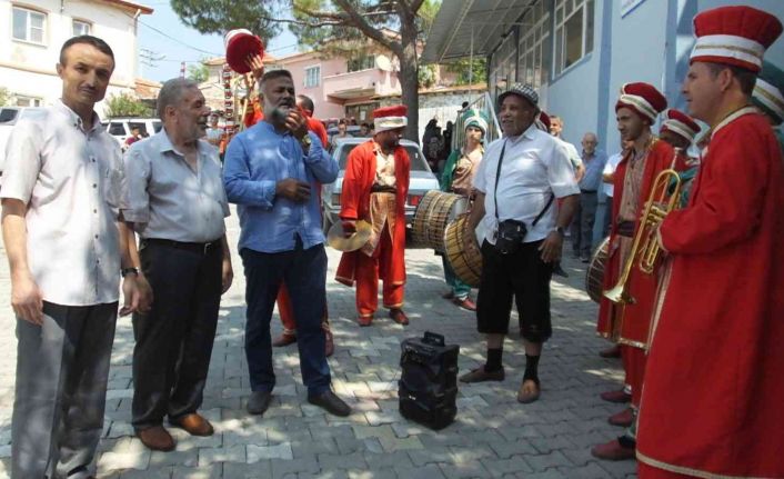 Balıkesir’de mehterli ve atlı köy düğünü ilgi gördü