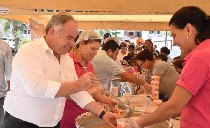 Başkan Öndeş, vatandaşlara aşure ikram etti