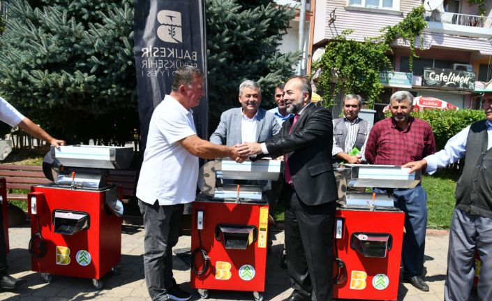 Büyükşehir Dursunbey ’de 50 Salça makinası dağıttı