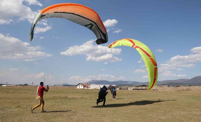 Çameli’nde paraşüt pilotları bir birleriyle yarıştı