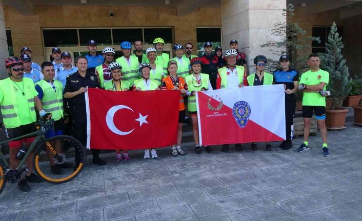 Emniyet Müdürü Gezer’den Dumlupınar’a giden bisikletçilere jest