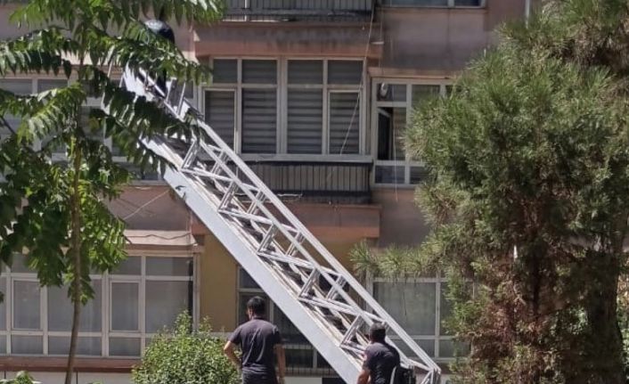 Evde düşüp bacağını incitti, haber alınamayınca ekipler balkondan girerek kurtardı