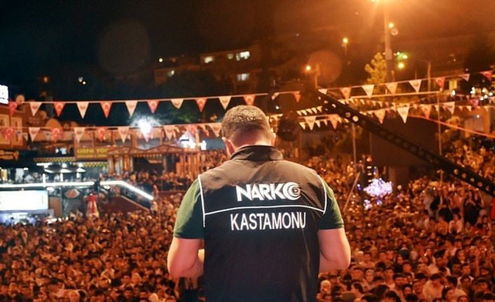 Festivalde sahneye çıkan polis ekiplerinden binlerce vatandaşa "uyuşturucu" uyarısı