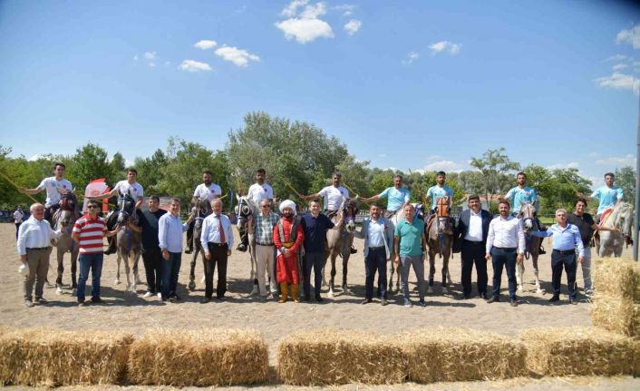 Geleneksel kıyafetli atlı okçular Kahramankazan’da buluştu