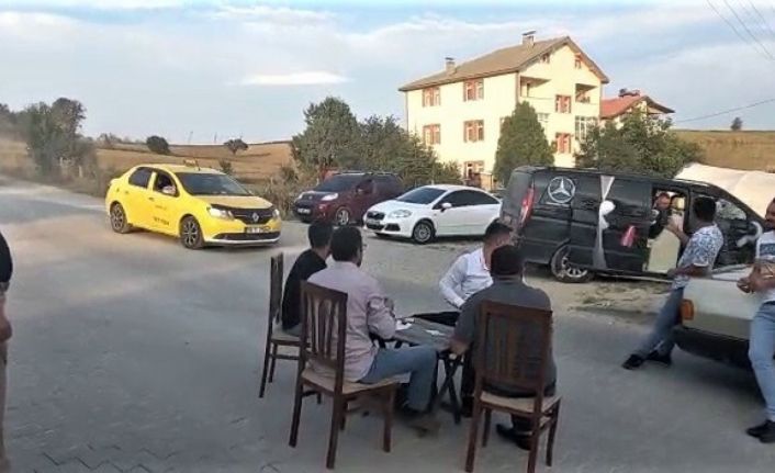 Gelin arabasının önünü oyun masası kurarak kestiler