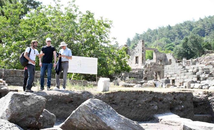 Kaymakam ve Büyükelçiden kazı ekibine ziyaret