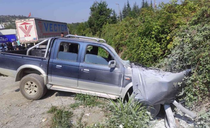 Kontrolden çıkan pikap tıra arkadan çarptı: 3 yaralı