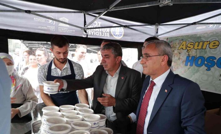 Kütahya Belediyesi’nden halka aşure ikramı