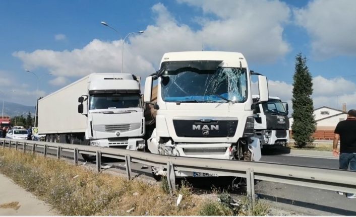 Kütahya-Eskişehir karayolunda iki tır çarpıştı, trafik kilitlendi