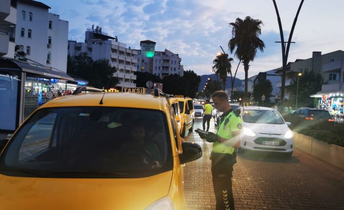 Marmaris’te trafik ekipleri ticari taksi denetimlerine devam ediyor