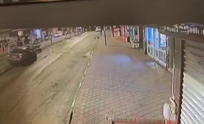 Otomobilin korkuluklara çarptığı anlar güvenlik kamerasına yansıdı