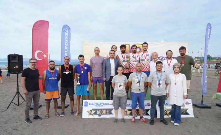 Plaj voleybolu şampiyonu Fatsa Anadolu Lisesi oldu