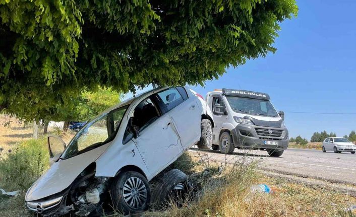 Şarampole girip ağaçlara çarpan otomobilde 1 kişi yaralandı