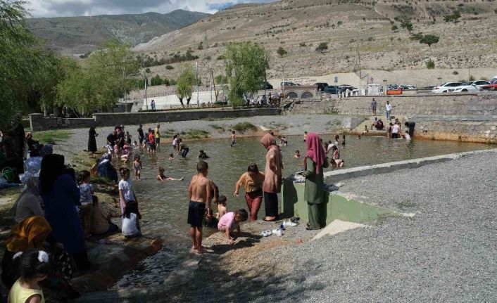 Sıcaktan bunalan çocuklar havuzda serinledi