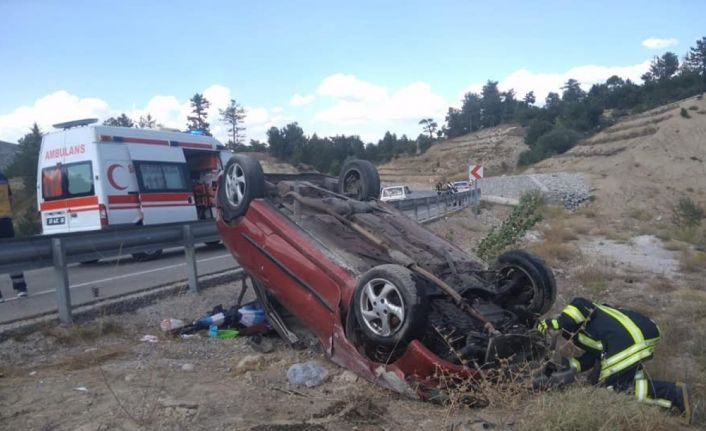 Takla atan otomobilde aynı aileden 4 kişi yaralandı