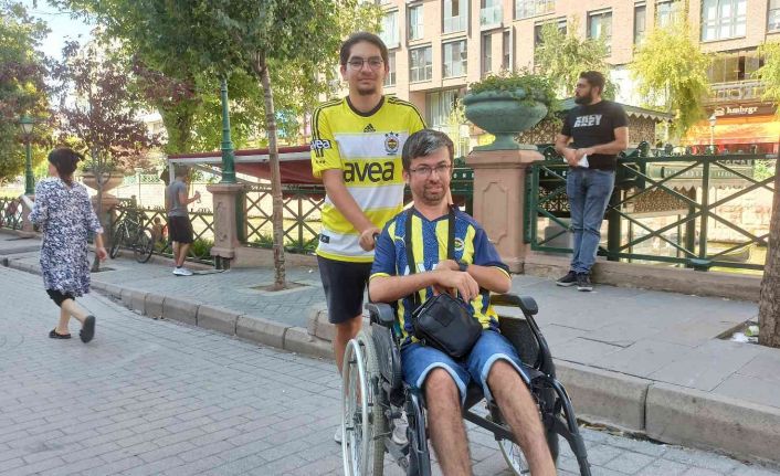 Tekerlekli sandalye ile Fenerbahçe için 350 kilometre uzaktan geldi