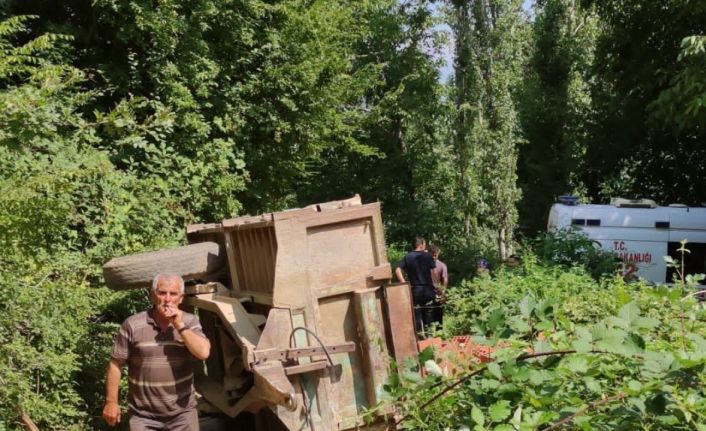 Tuğla yükü traktör devrildi: 1 ölü