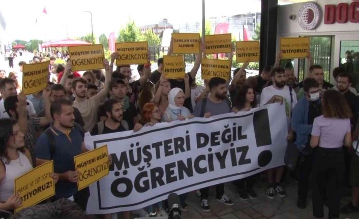 Ümraniye’de Doğuş Üniversitesinin öğrencileri öğrenim ücretlerine yapılan zammı protesto etti