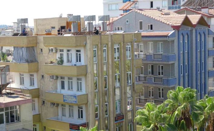 5 katlı apartmanın çatısına çıkan genç, yürekleri ağza getirdi