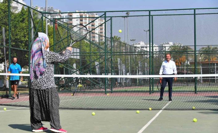 72 yaşındaki tenisle tanıştı