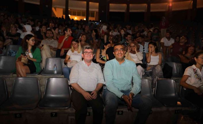 Alanya Belediye tiyatrosu yeni sezonu açık havada açtı