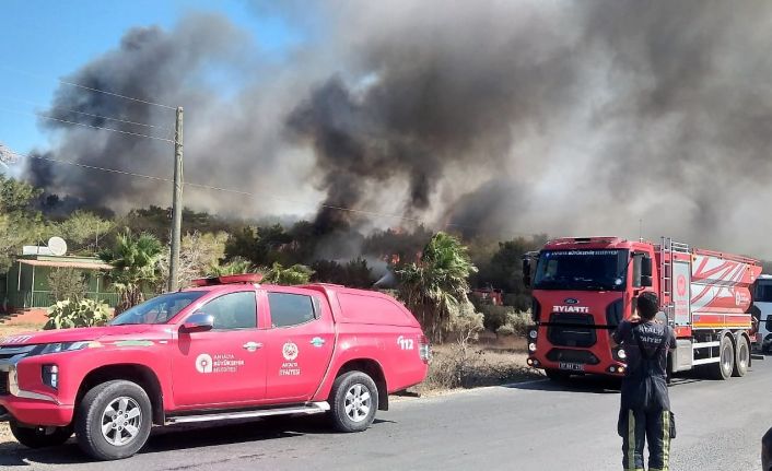 Büyükşehir itfaiyesi Mersin’de alevlere müdahale etti