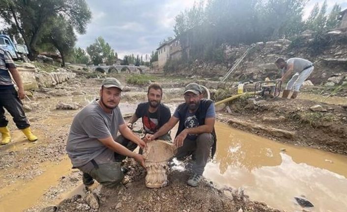 Çavdarhisar Aizanoi Antik Kenti’ndeki kazılarda güneş saatine ulaşıldı