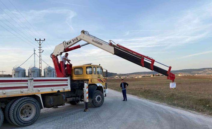 Damattan bahşiş almak için vinçle gelin arabasının önünü kesti