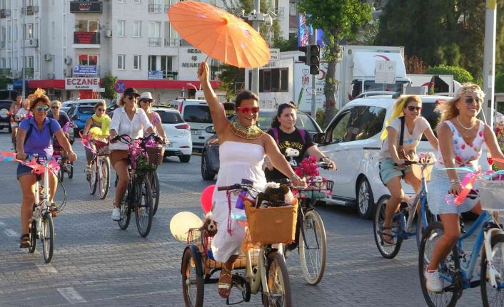 Fethiye’de ’Süslü Kadınlar Bisiklet Turu’ renkli görüntülere sahne oldu