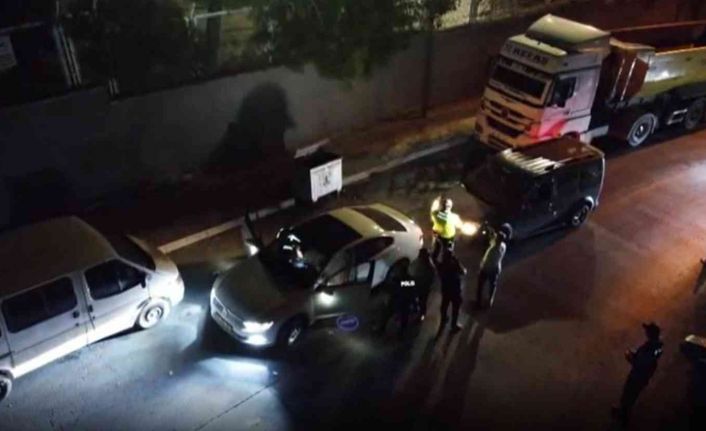 Gaziantep’te araçlar didik didik arandı, sürücüler sorgulandı