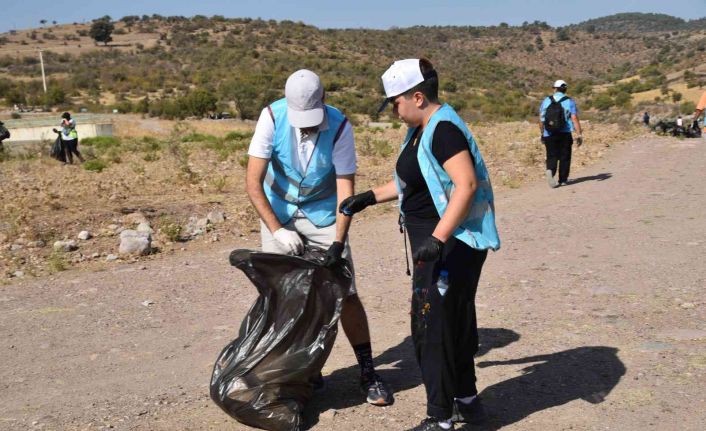 Gönüllü çevreciler Bağyolu göleti çevresini temizledi