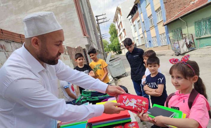 Hayırsever imam yetim çocuklara kırtasiye yardımında bulundu