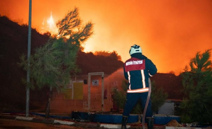 İtfaiye ekiplerinin Mersin’de yangınla mücadelesi sabaha kadar sürdü