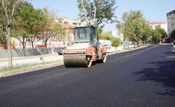 Karacabey’de sıra asfaltlama çalışmalarına geldi