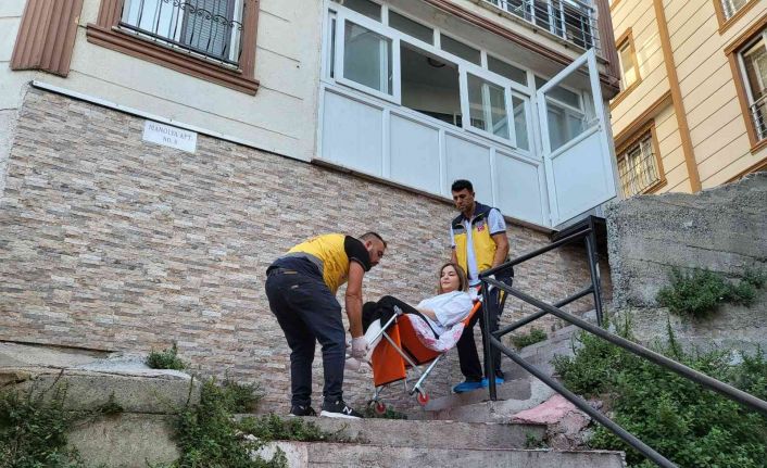 Merdivenlerden düşüp iki ayağını kıran genç sınava ambulansla geldi