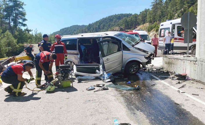 Minibüs beton bariyere çarptı: 2 ölü, 2 yaralı