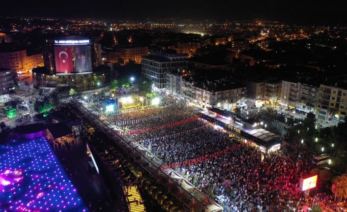 On binlerce Aydınlı, kurtuluş coşkunu Haluk Levent konseri ile yaşadı