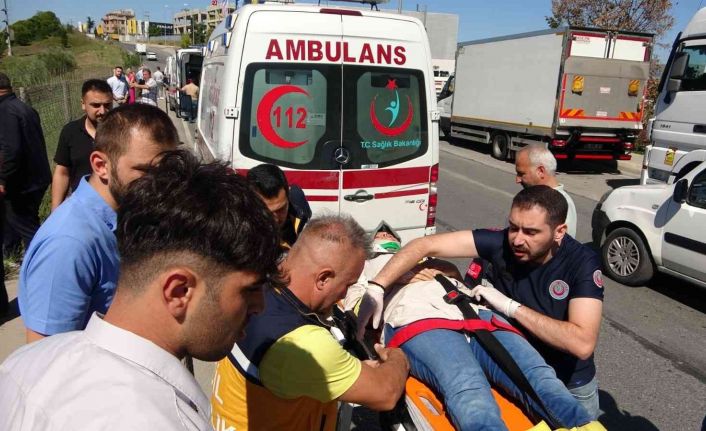 Sancaktepe’de sürücüsünün kontrolünü kaybettiği otomobil su kanalına düştü: 2 yaralı