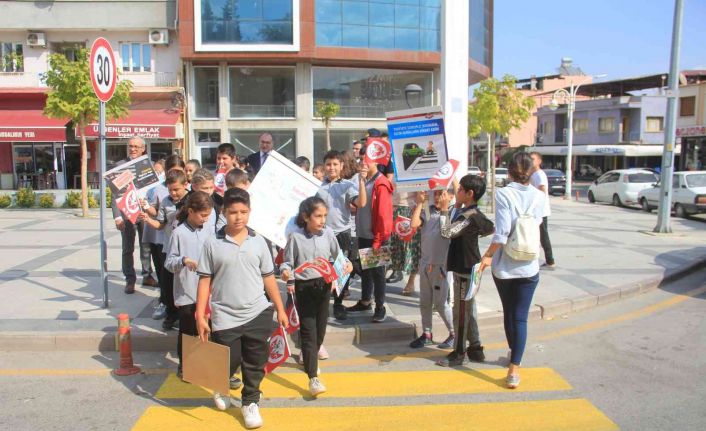 Sarıgöl’de ’Yayalara öncelik duruşu, hayata saygı duruşu’ uygulandı