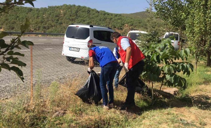 Solhan’da gönüllü gençler  çevre temizliği yaptı