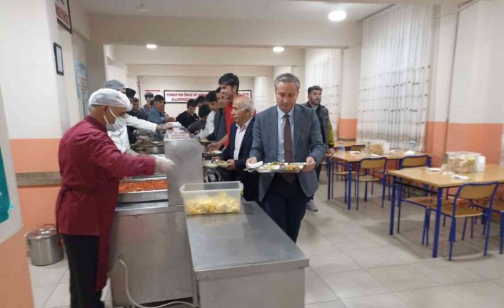 Ağrı Milli Eğitim Müdürü Kökrek, öğrencilerle yemek yedi