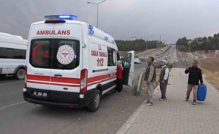 Araca çarpmamak için motosikleti devirdi: 1 yaralı