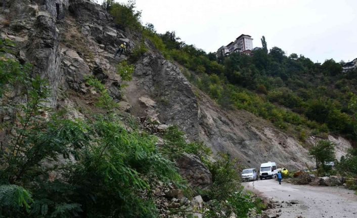 Artvin’de yamaçtan bulunan tehlikeli kayalar düşürüldü