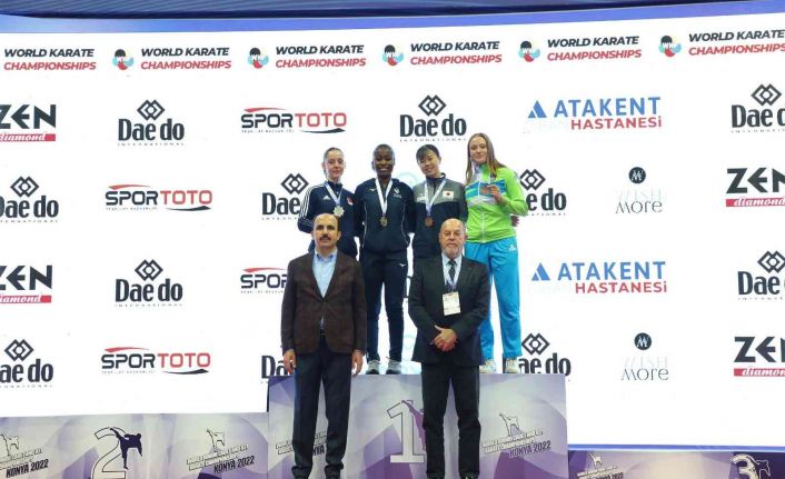 Başkan Altay Karate Şampiyonasında dereceye giren sporculara madalyalarını verdi